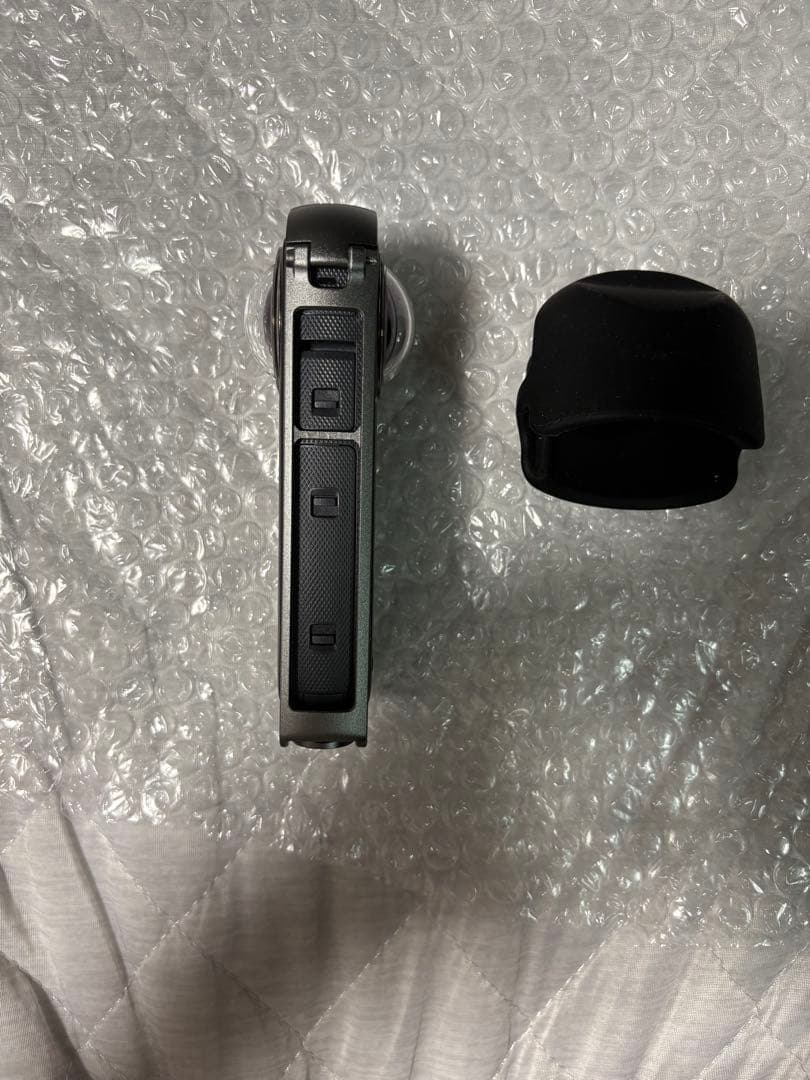 Insta360 ビデオカメラ 本体とキャップとハンドルクランプ