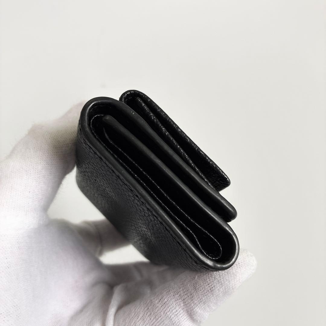 agnès b. ブラック 三つ折りミニ財布　エンボス ロゴアニエスベー