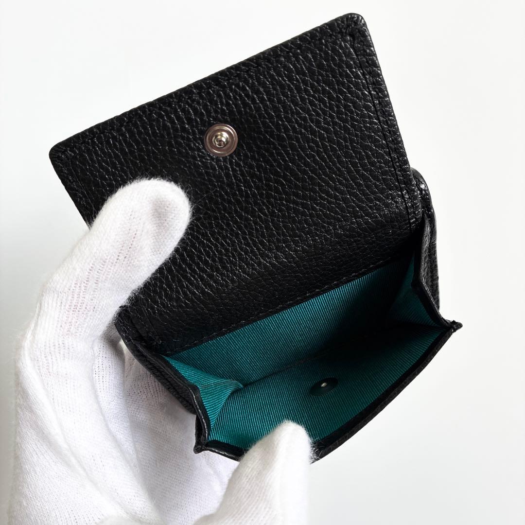 agnès b. ブラック 三つ折りミニ財布　エンボス ロゴアニエスベー