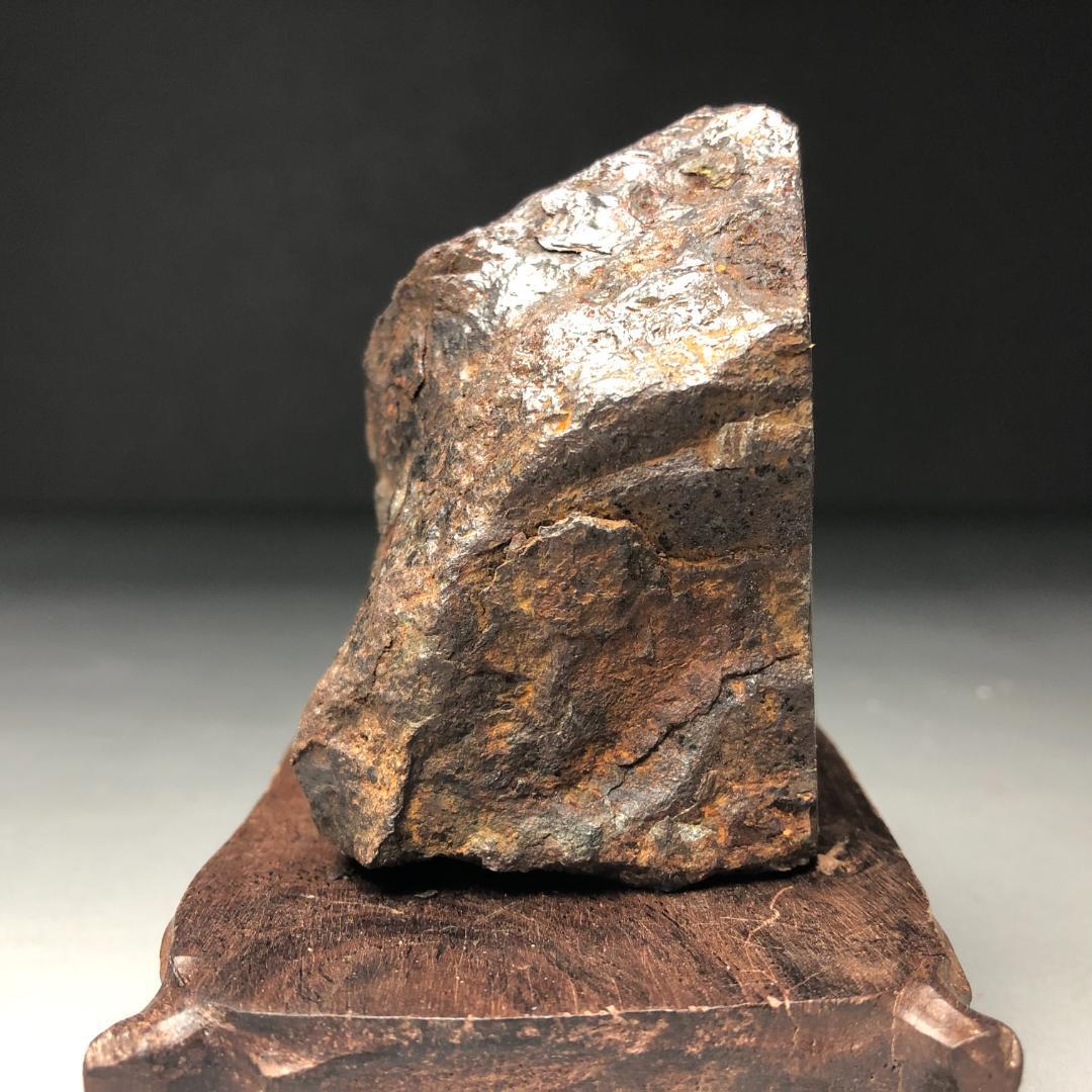 アルタイ隕石　大型隕石 鉄隕石　外皮付き隕石　ナチュラル　原石　重さ約833ｇ