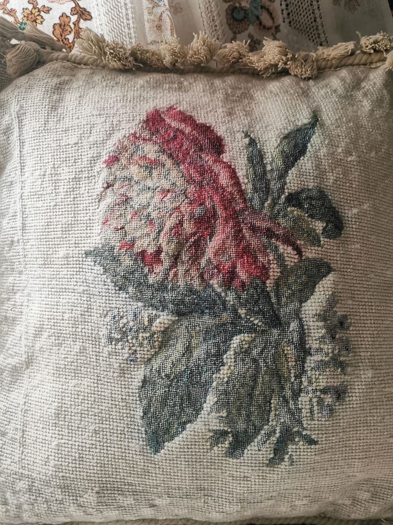 アンティークニードルポイント プチポワン薔薇色の多弁の花 リネンクッションカバー