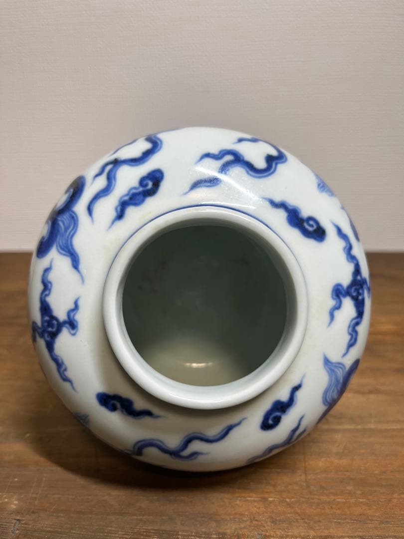 明時代　染付海水龍文壺　大明宣徳年製在銘　明