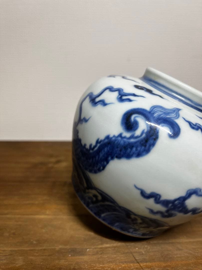 明時代　染付海水龍文壺　大明宣徳年製在銘　明