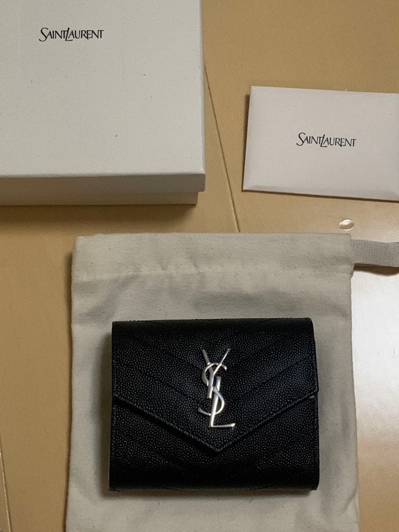 【新品】サンローラン　ブラック 三つ折り財布　シルバー金具　キャビアスキン