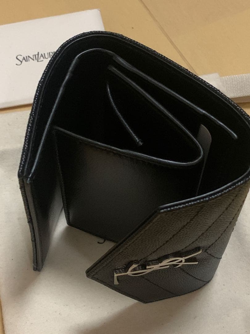 【新品】サンローラン　ブラック 三つ折り財布　シルバー金具　キャビアスキン