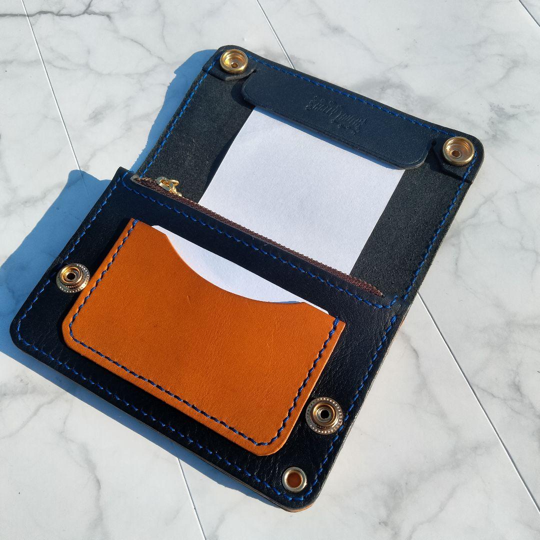 ネイビー×キャメルが映えるハンドメイドレザー トラッカーウォレット 二つ折り財布