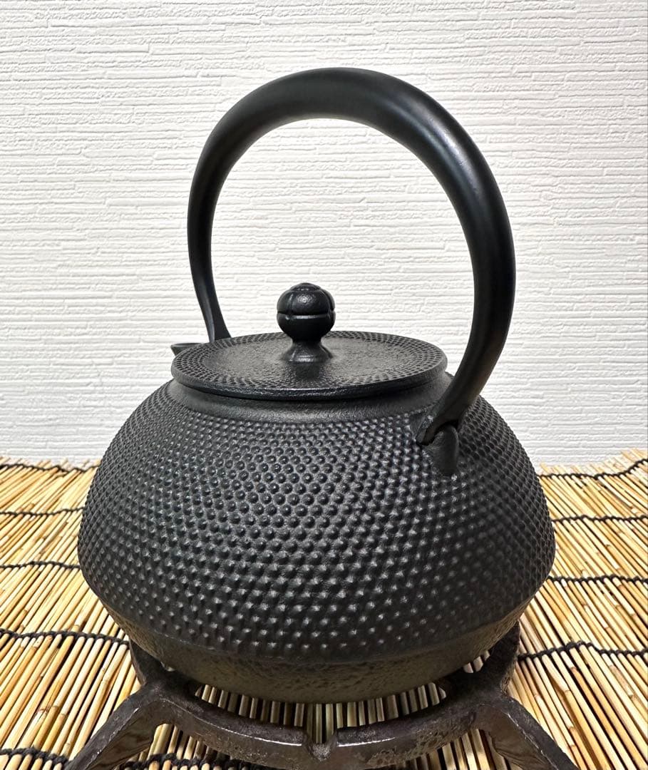 未使用、付属品付き　南部岩鋳造　１０型アラレ　南部鉄瓶　南部鉄器　鉄瓶