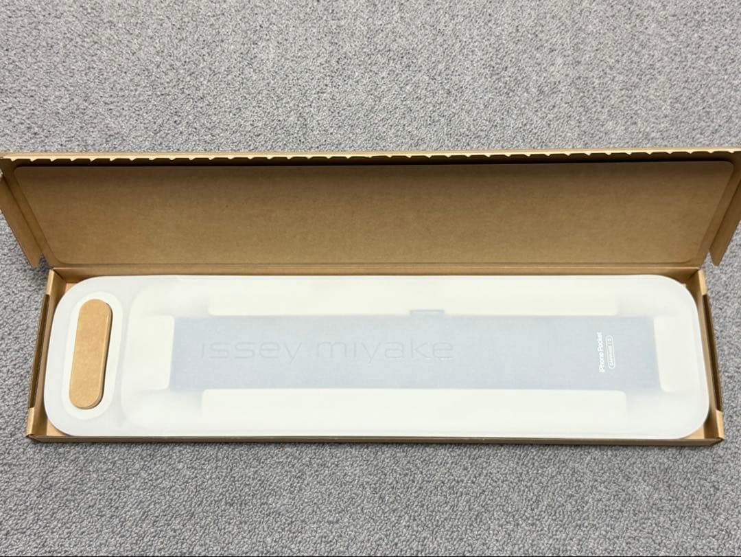 Apple iPhone Pocket by ISSEY MIYAKEサファイア