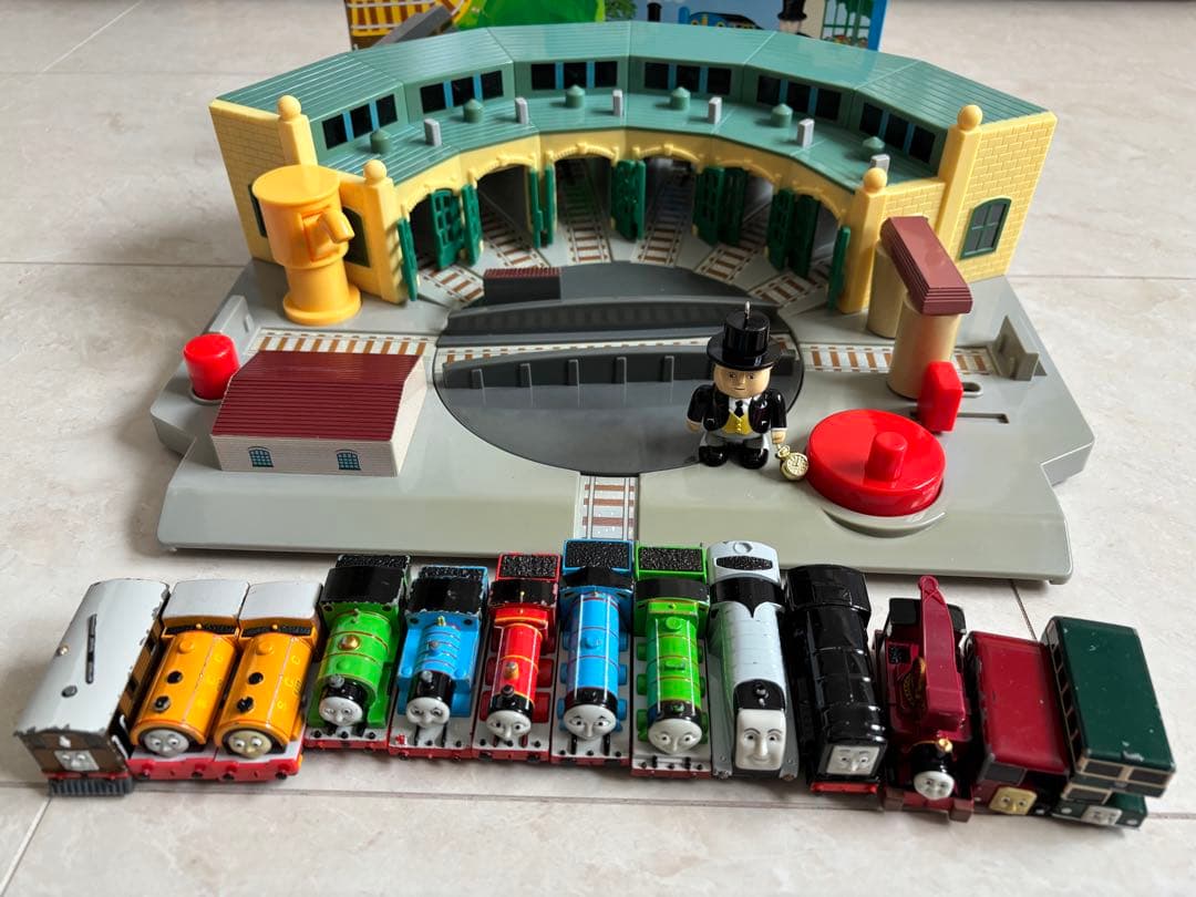 トミカ　機関車トーマス　ティドマス機関庫　操車場