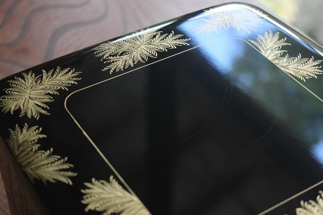 極小傷あり！端正な内朱黒漆に極上忍沈金の映える二段重（検輪島塗重箱お重