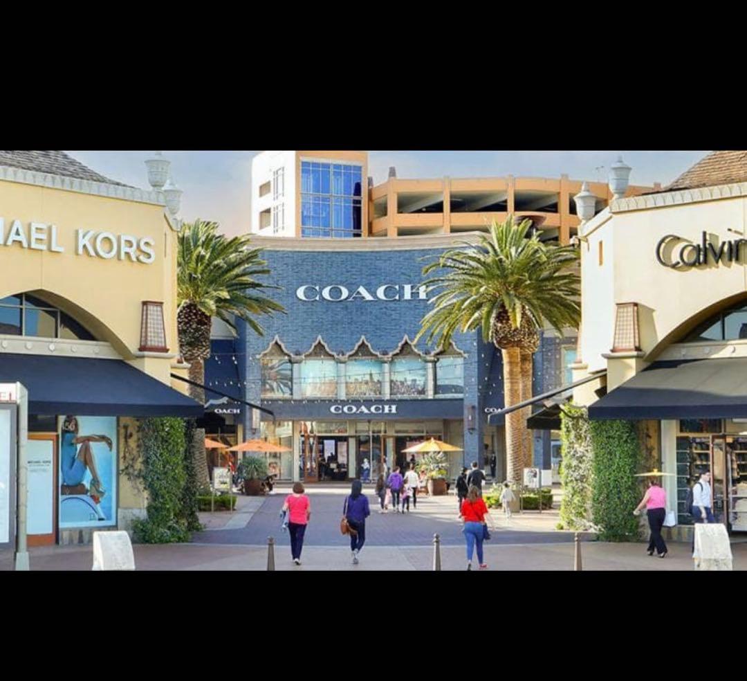 ぽ*ず様 初売り　COACH シグネチャーチェリープリント二つ折り財布、さくらん