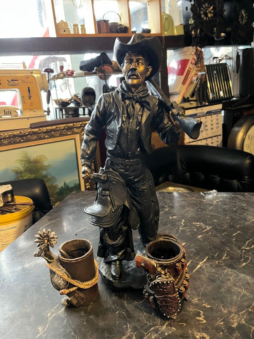 クーマンで スターチュー像 ブロンズ風 鞍とライフル銃を持ったカウボーイ