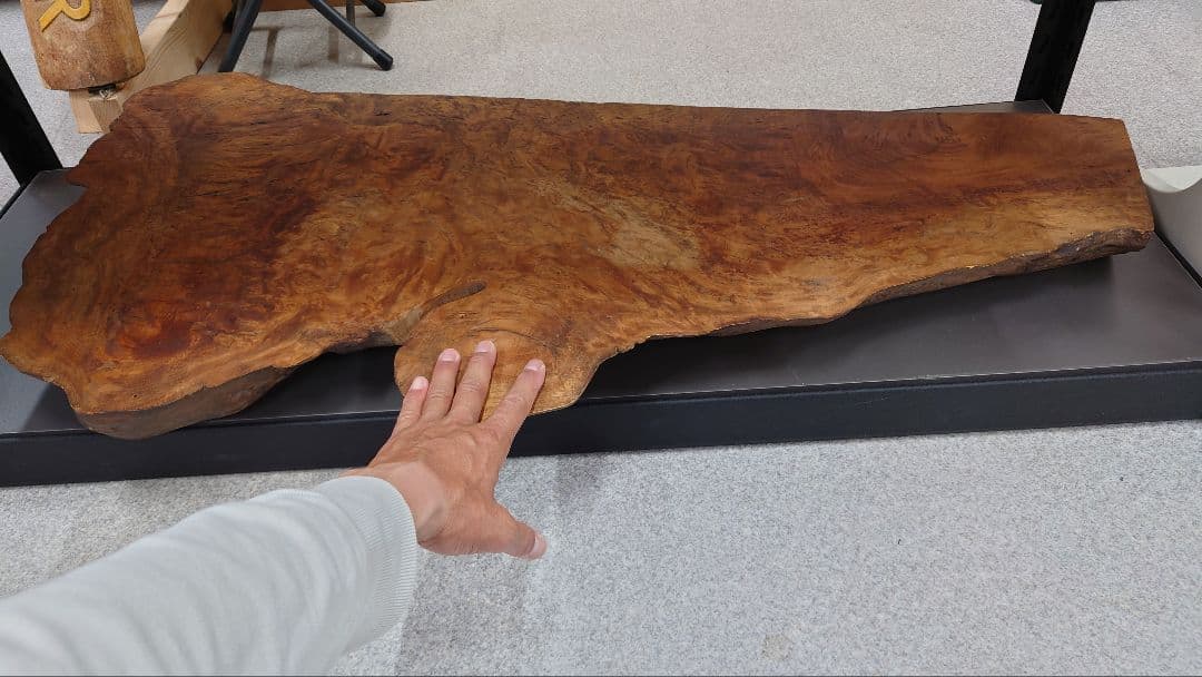 大きめの茶色木材テーブル