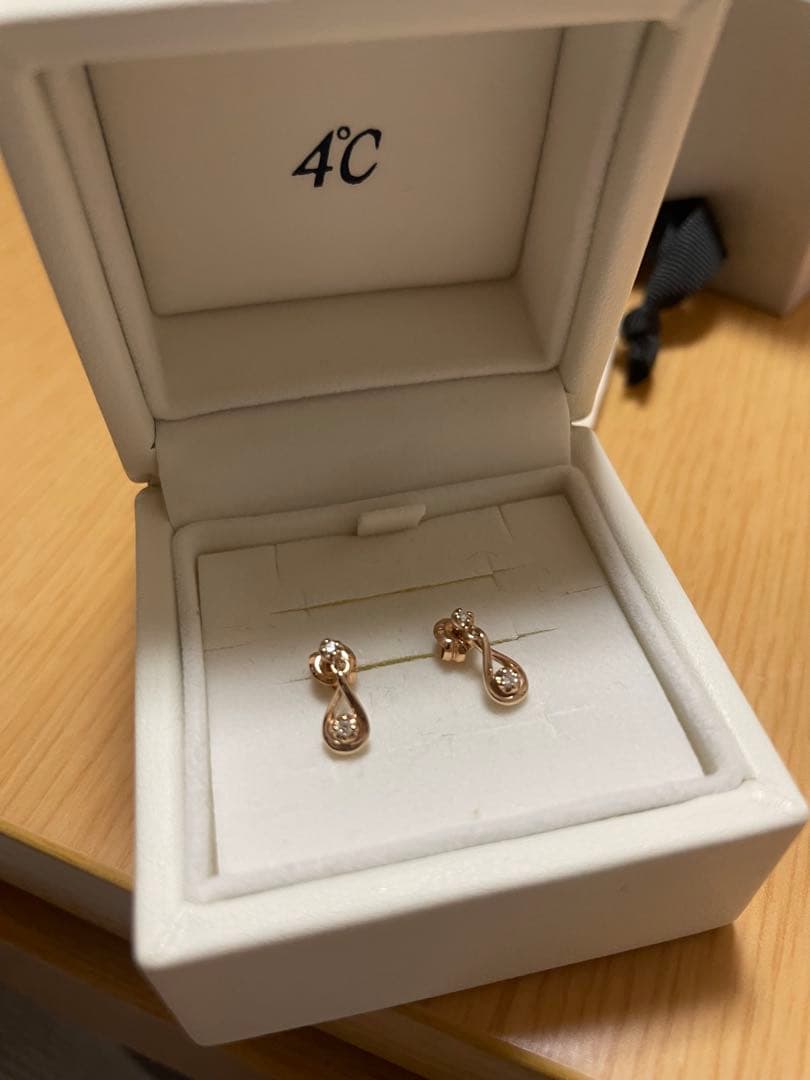 【4℃ ヨンドシー】ゴールド ドロップ型ピアス