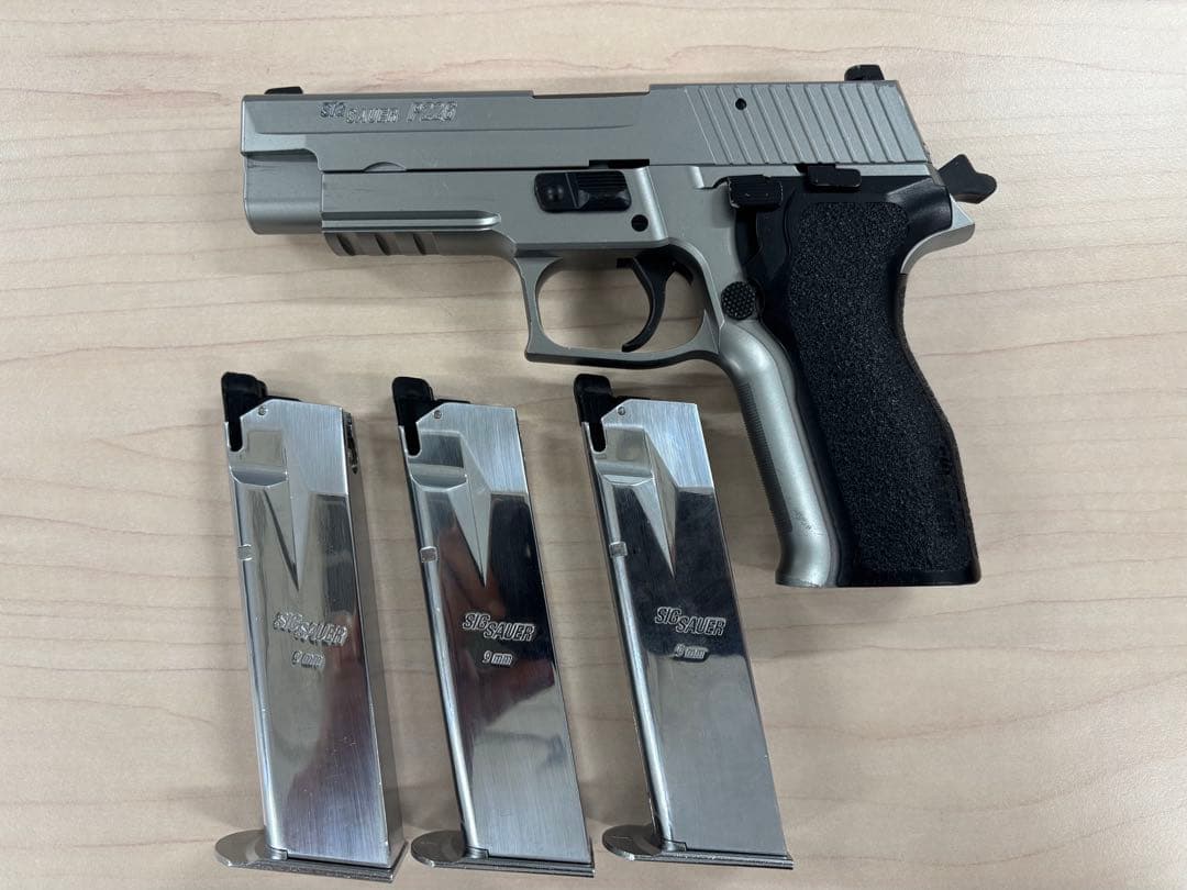 東京マルイSIG SAUER P226 E2 ステンレスモデル　予備マガジン付き