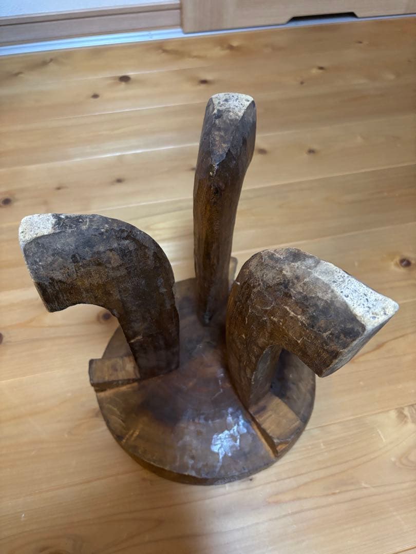 木製円形スツール 三本脚 アフリカ 丸太成形