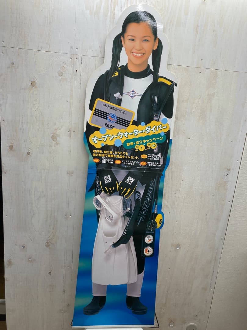 ビビアンスーの等身大立て看板