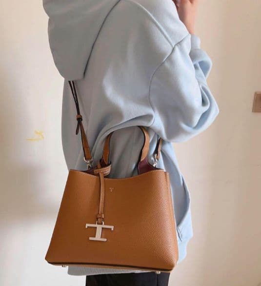 Tタイムレス ショルダーバッグ キャラメル色