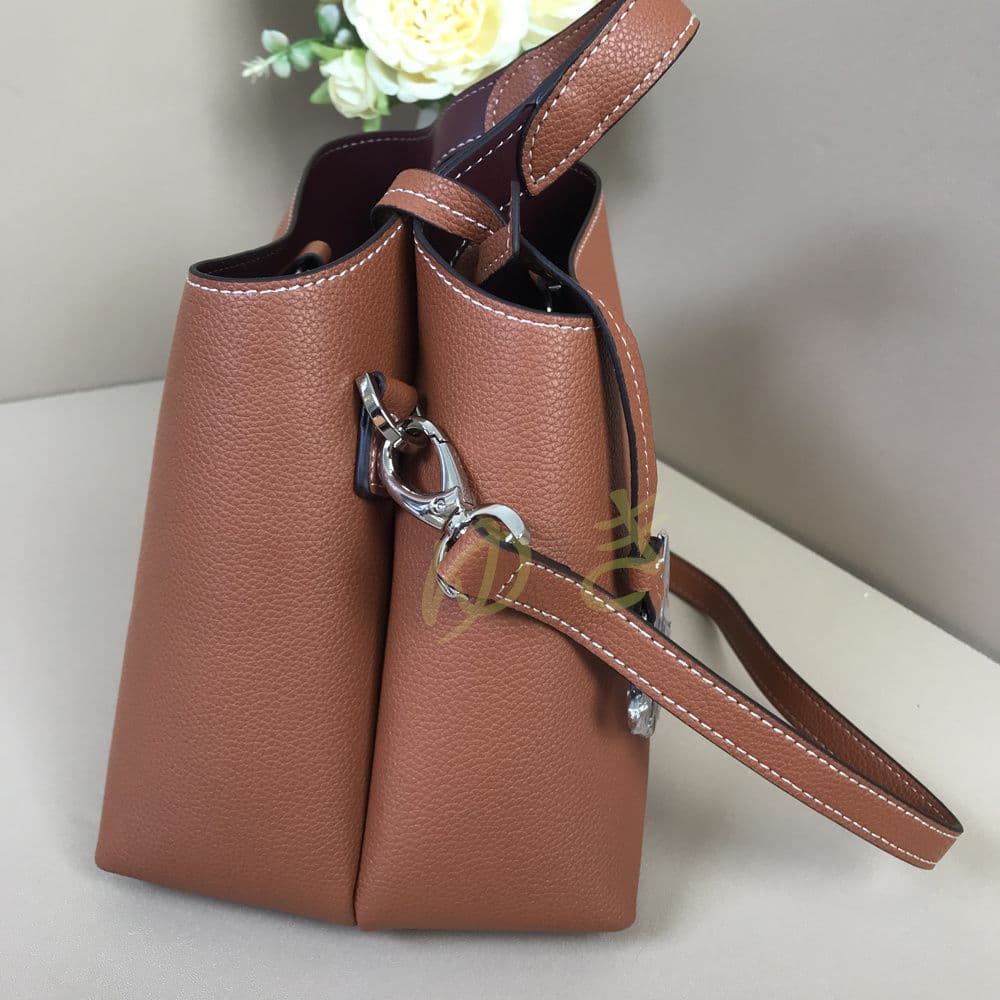 Tタイムレス ショルダーバッグ キャラメル色