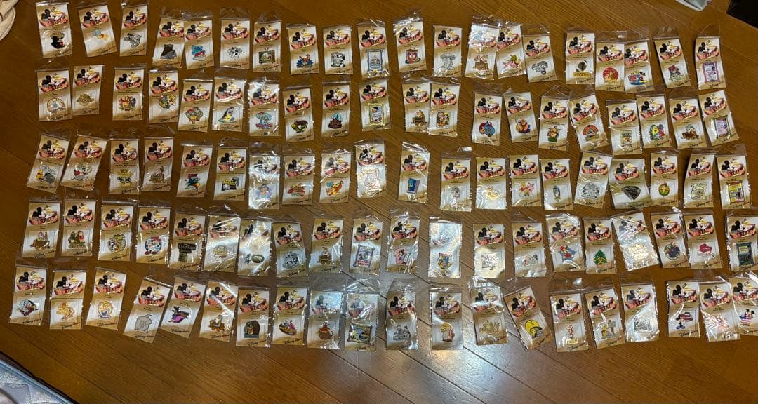 ディズニーストア　ウォルトディズニー生誕100周年　ピンバッジ全100個
