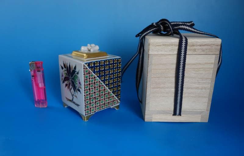 九谷焼　色絵 更紗小紋 角香炉 金襴手　　武腰敏昭 　日本芸術院賞受賞 2412