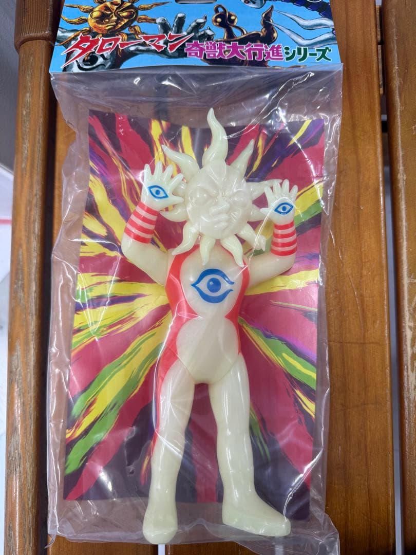 タローマン ソフビ人形 蓄光カラー版