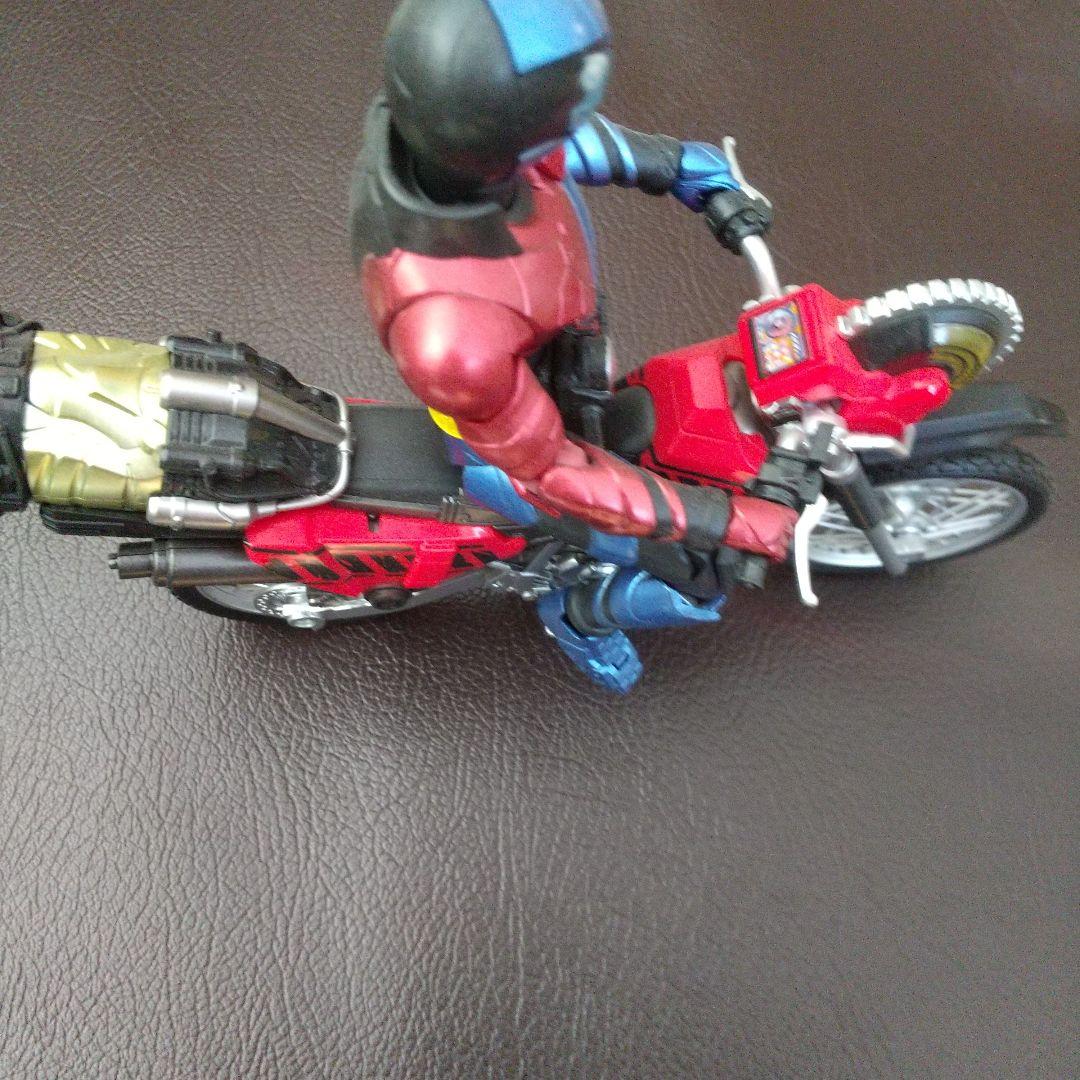 フィギュアーツ 仮面ライダービルド&専用バイク