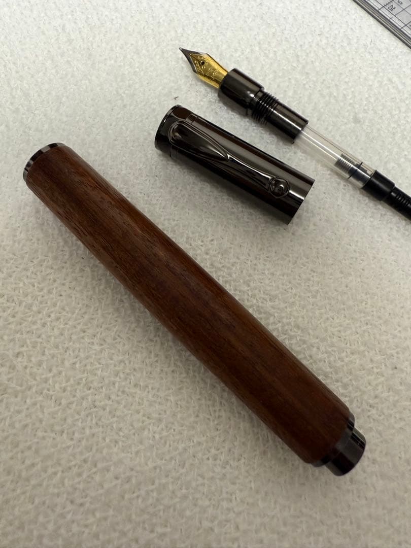 川窪さんの万年筆、絶版、ローズウッド