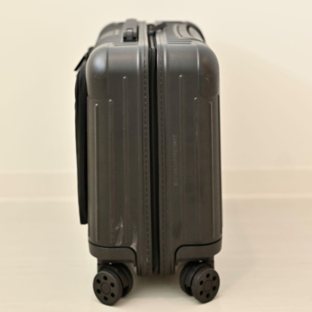 RIMOWA ESSENTIAL SLEEVE COMPACT マットブラック