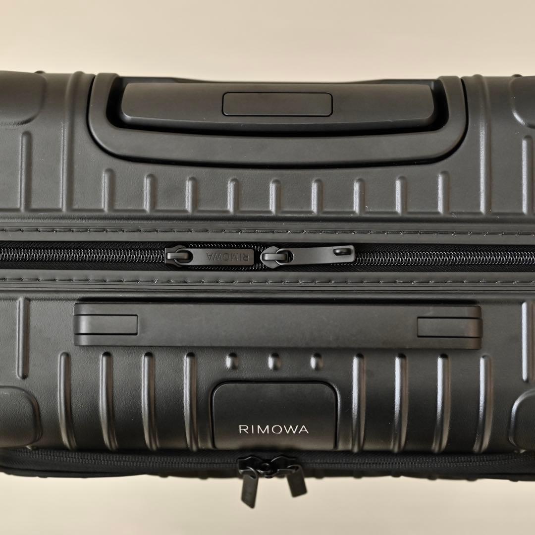 RIMOWA ESSENTIAL SLEEVE COMPACT マットブラック