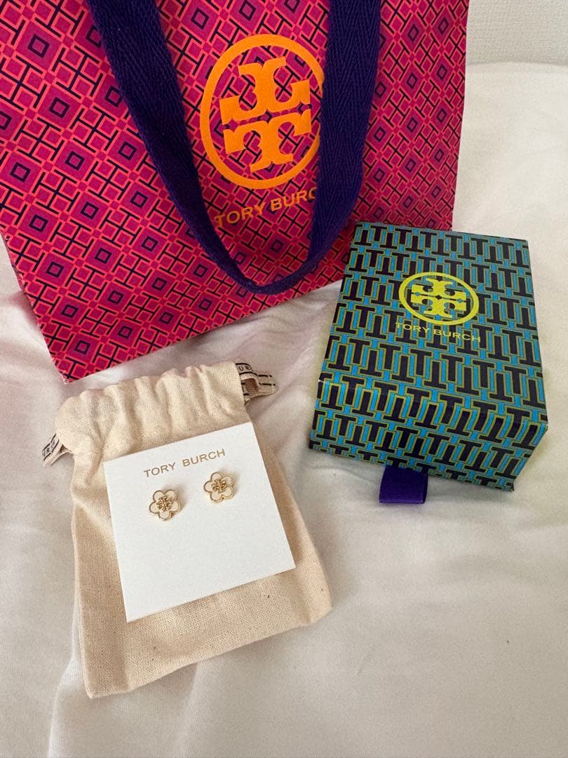 TORY BURCH 花モチーフ ゴールドピアス