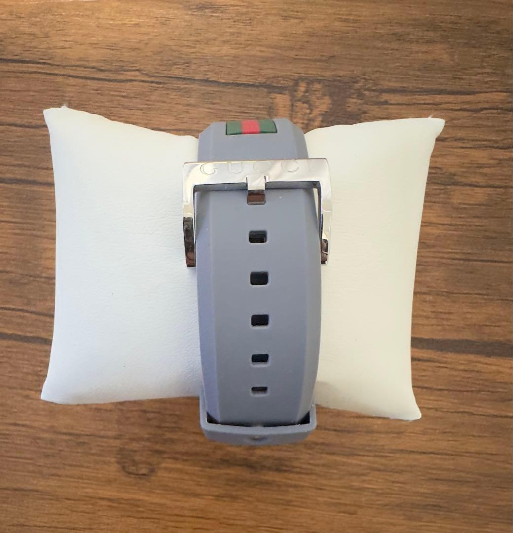 大特価GUCCI グレー ラバーベルト 時計作動しています