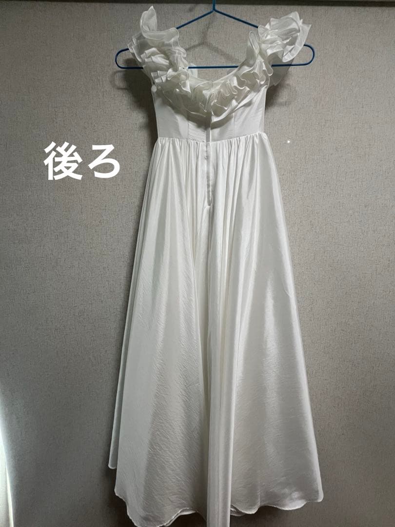 フリル付きオフショルダーウェディングドレス