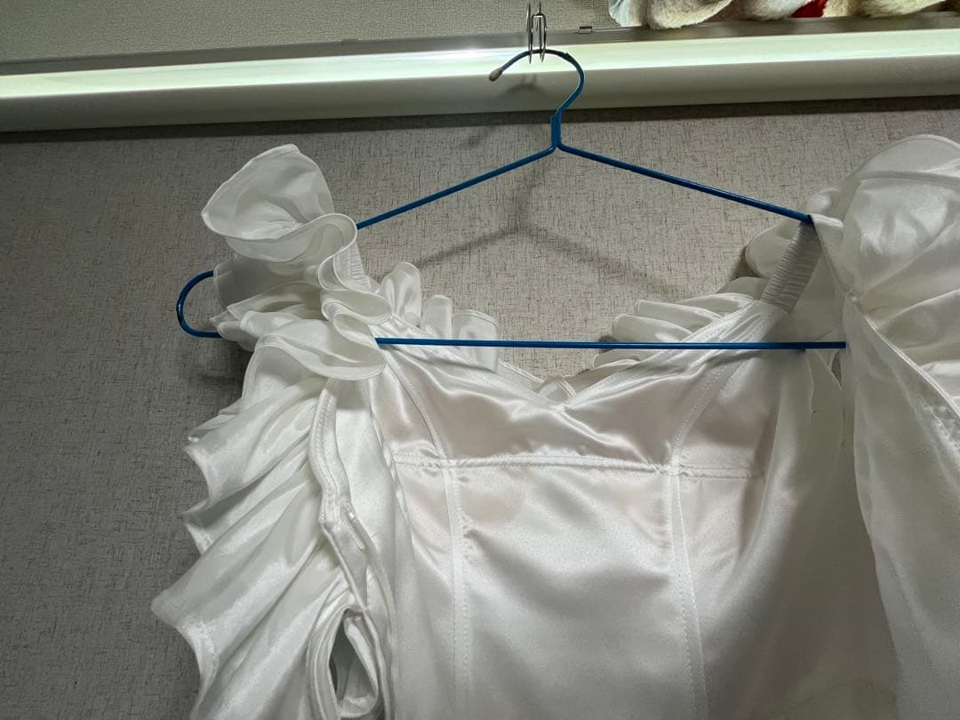 フリル付きオフショルダーウェディングドレス