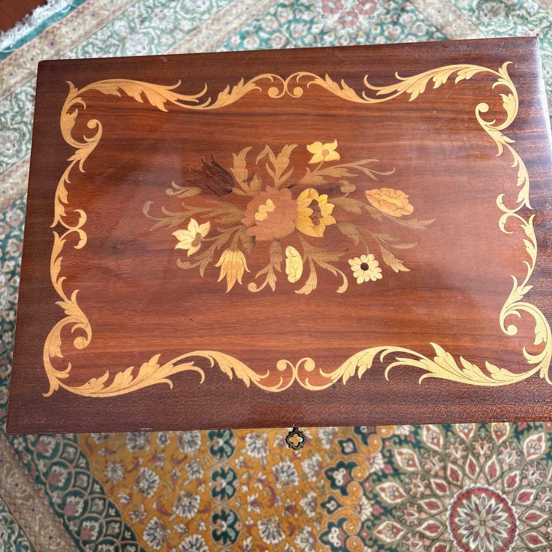 Pauline Ralph　 木製花柄インレイテーブル