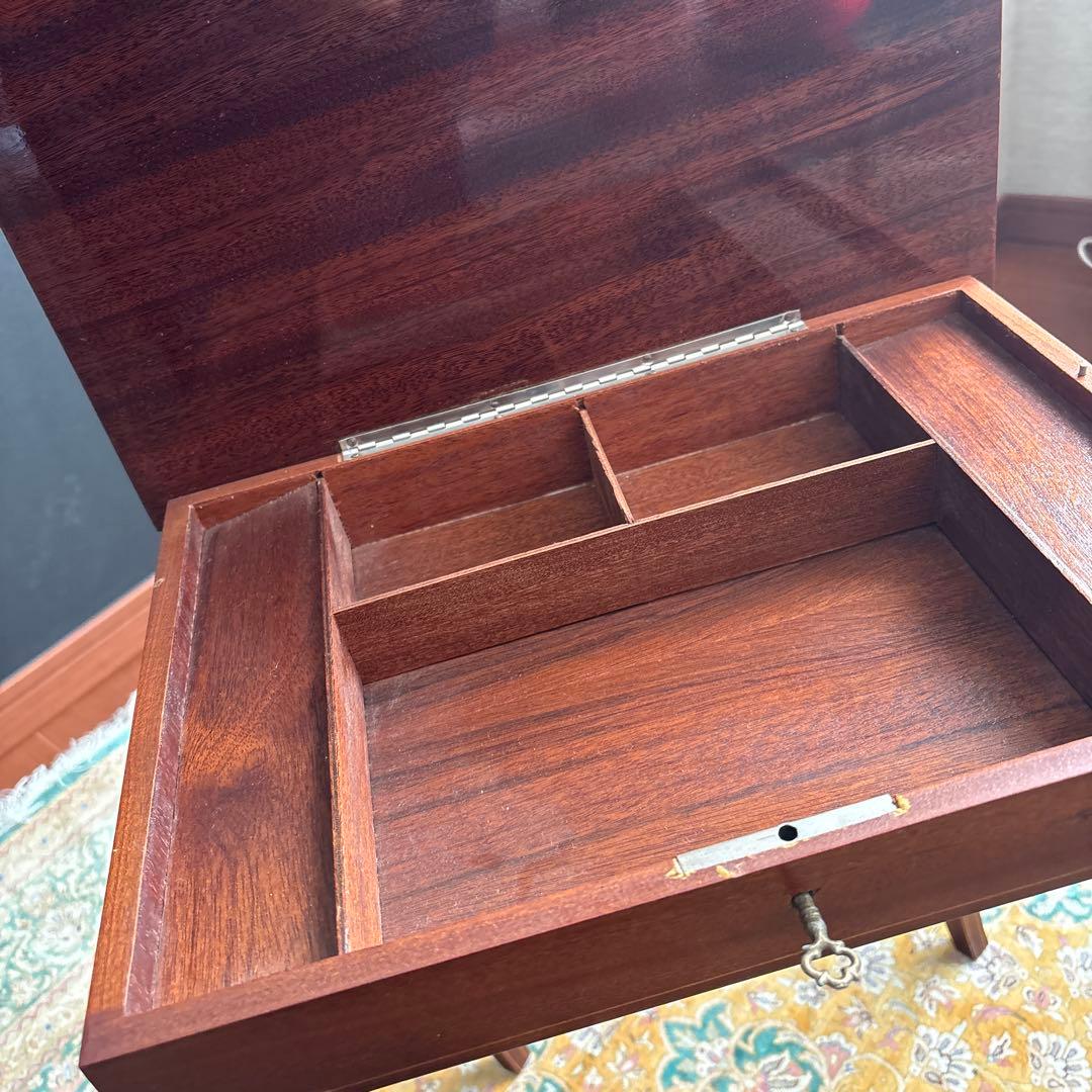 Pauline Ralph　 木製花柄インレイテーブル