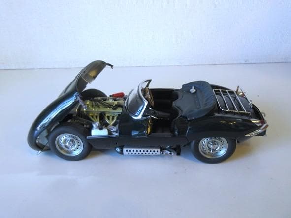 kazuさん専用 AUTOart (1/18) ジャガー XKSS