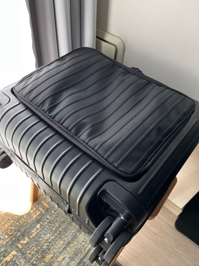 【美品】リモワ　ESSENTIAL SLEEVE コンパクト