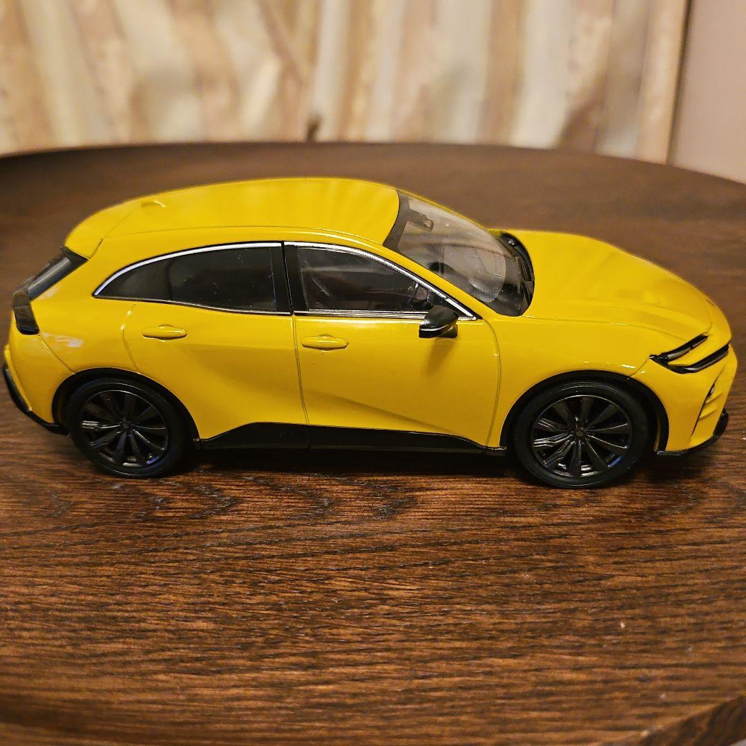 CROWNスポーツ　マスタード色　30分の1　ミニカー