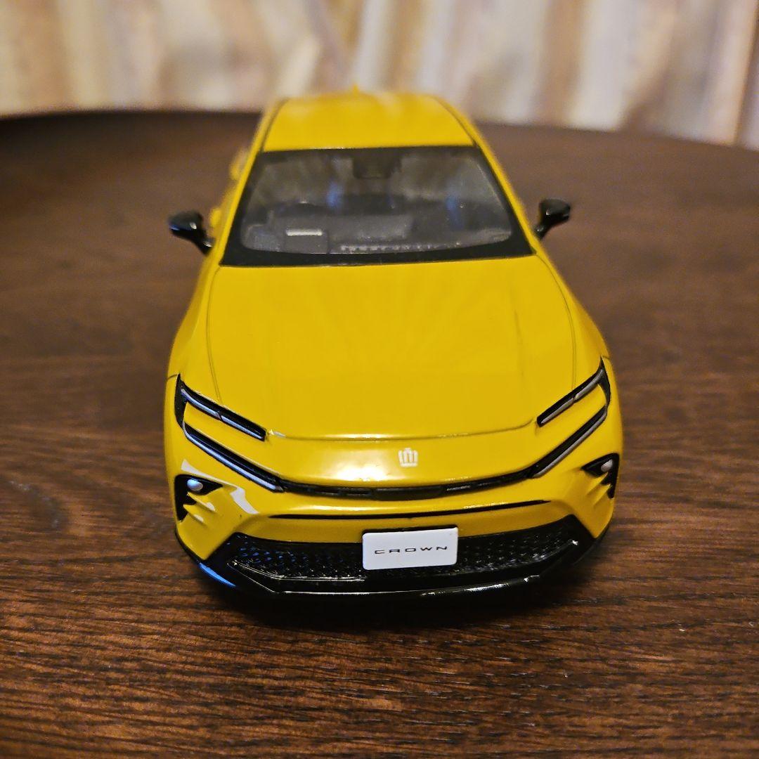 CROWNスポーツ　マスタード色　30分の1　ミニカー