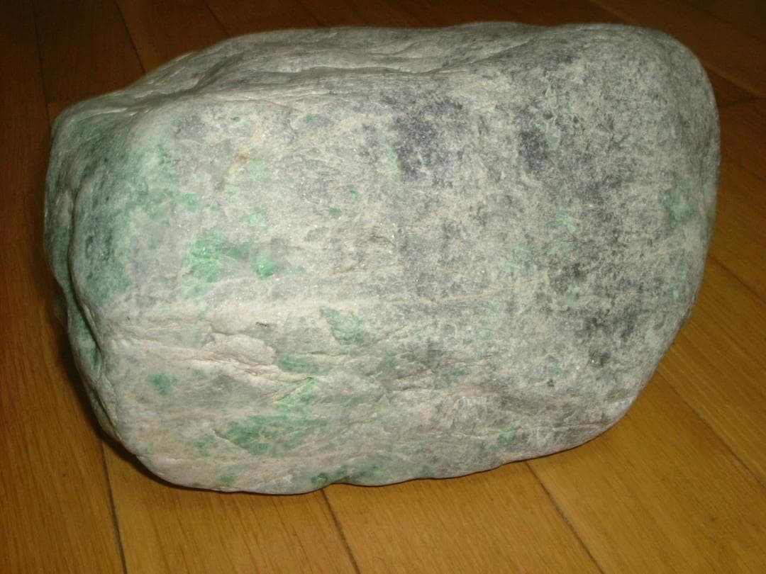 【黒灰×緑】糸魚川ヒスイ　翡翠　原石　２０ｋｇ