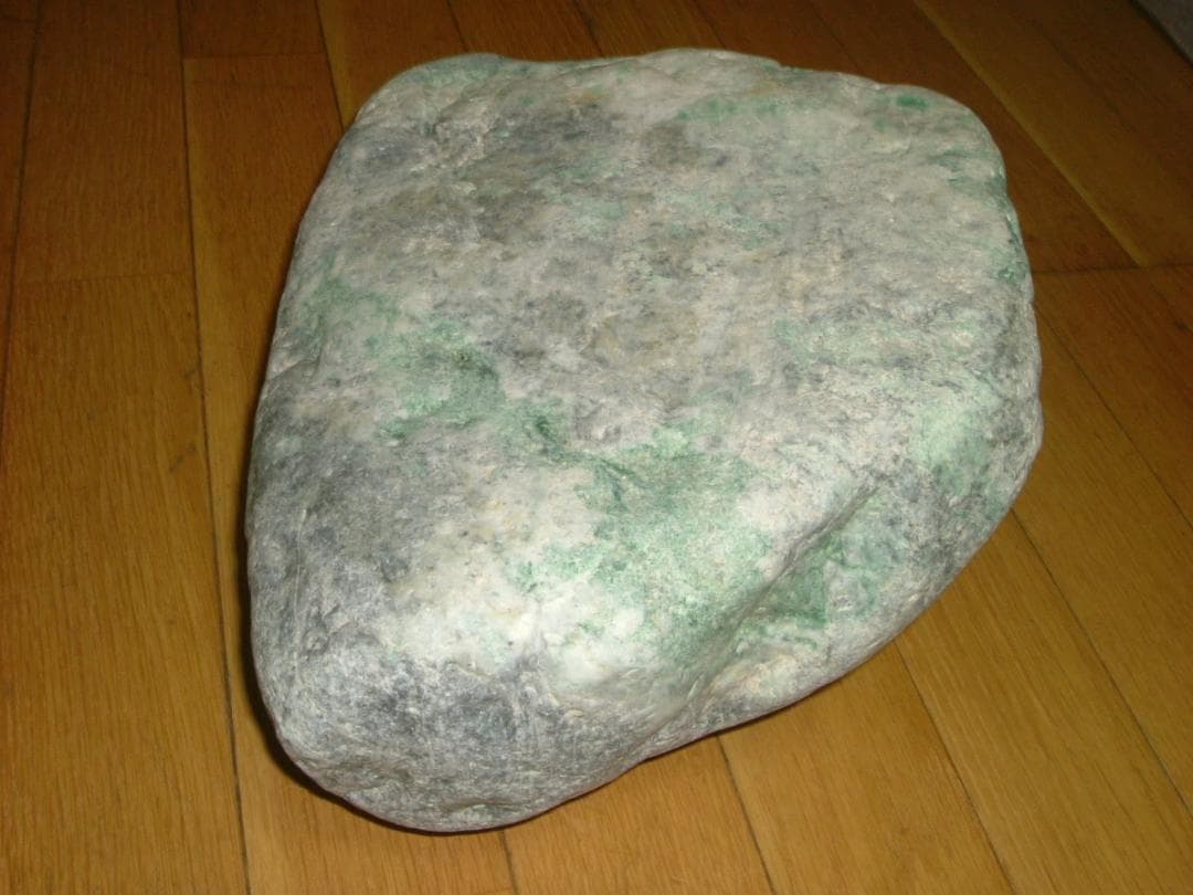 【黒灰×緑】糸魚川ヒスイ　翡翠　原石　２０ｋｇ