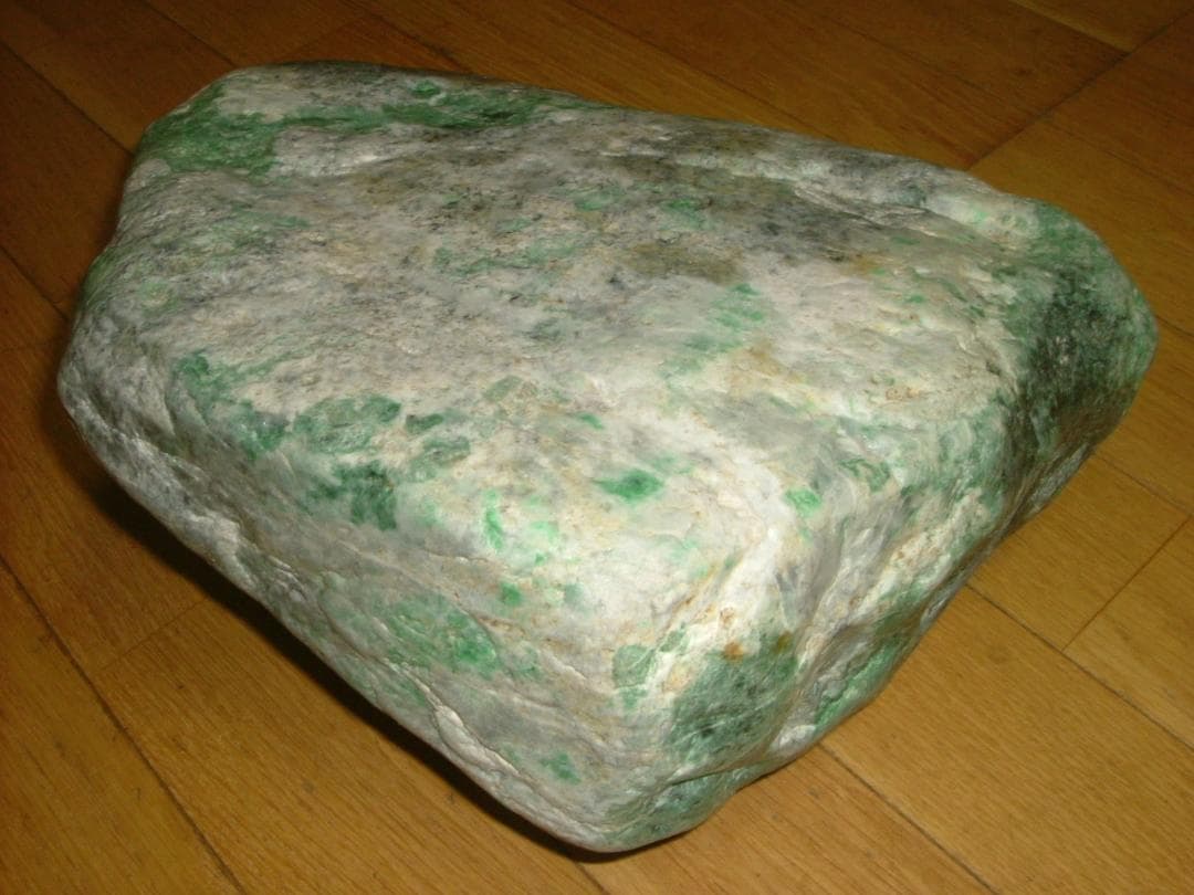 【黒灰×緑】糸魚川ヒスイ　翡翠　原石　２０ｋｇ