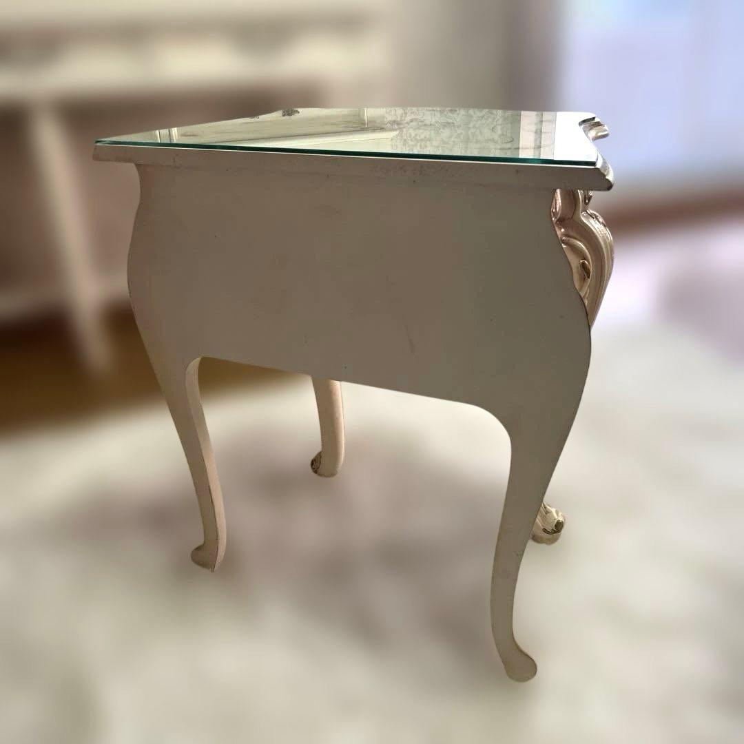 フローラル装飾のピンクキャビネット