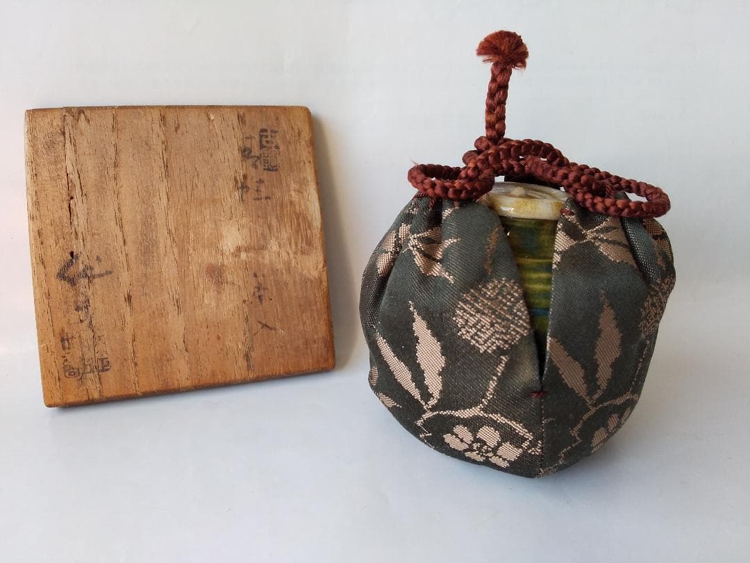 古瀬戸 緑釉 茶入 加藤作助 作 仕覆 笹蔓緞子 共箱 茶入 茶道具 美品 です