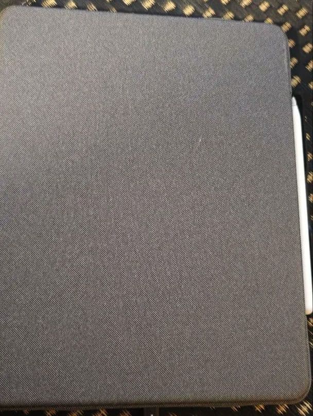 iPad pro 第6世代　logicool 英字配列キーボード　ESRケース付