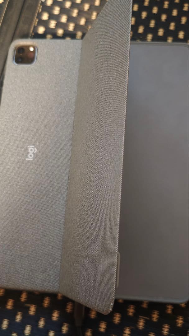 iPad pro 第6世代　logicool 英字配列キーボード　ESRケース付