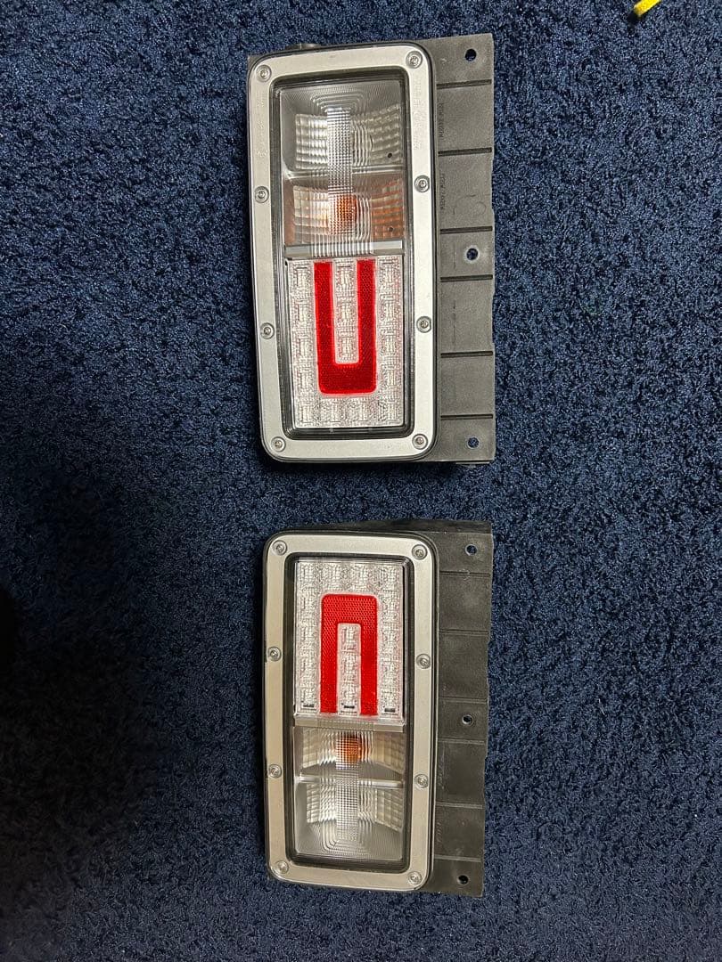 日野プロフィア　純正テールランプ