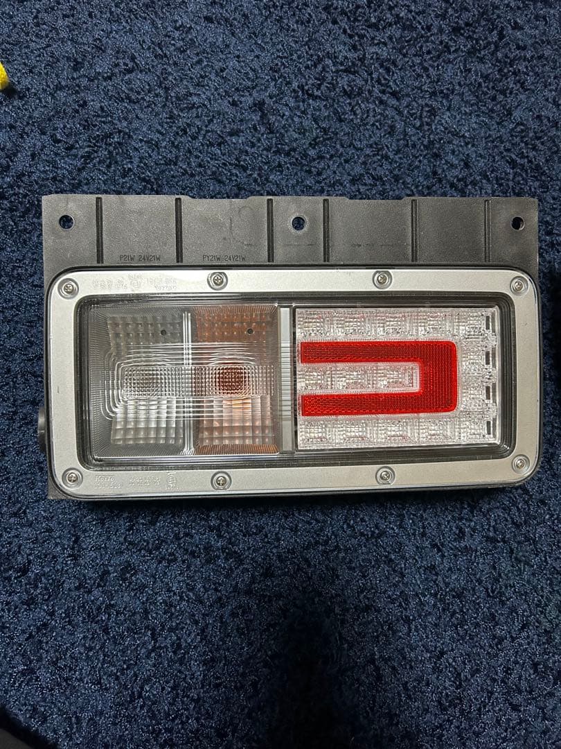 日野プロフィア　純正テールランプ