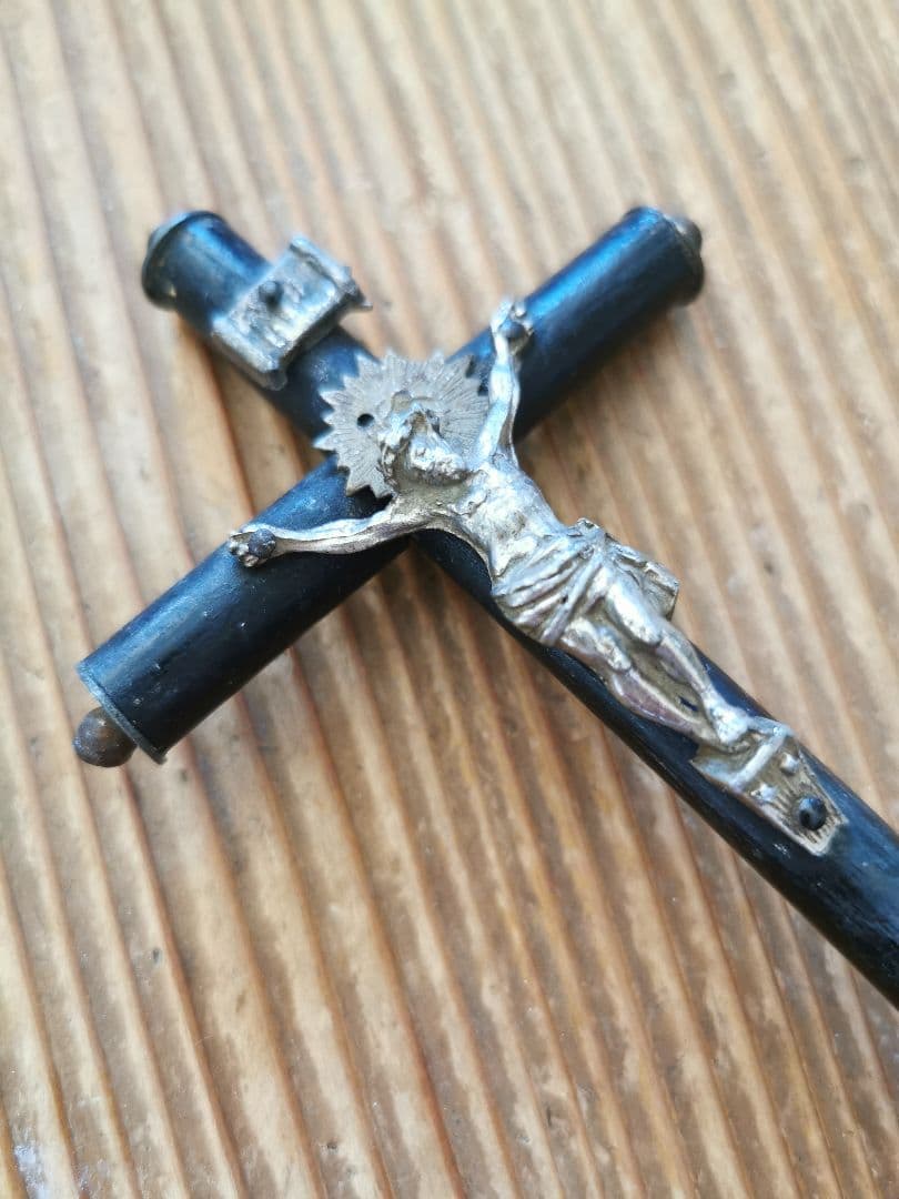アンティーク フランス 黒木の円筒十字架と銀色のイエスキリスト アルス